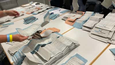 Auszählung Bundestagswahl in der Berliner Messe – Wahlhelfer zählen Stimmzettel