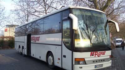 Moderner Setra Reisebus auf einer deutschen Straße