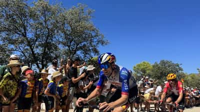 Finn Fisher-Black en Magnus Cort in actie tijdens etappe 9 van de Vuelta a España 2026