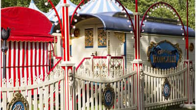 Dekorierter Circus-Roncalli-Wagen mit historischer Ausmalung, Österreich-Tournee 2026