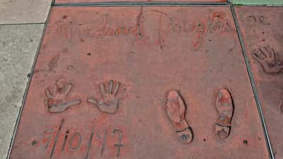 Empreintes de Michael Douglas au TCL Chinese Theatre de Los Angeles, symbole de son héritage à Hollywood