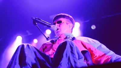 Muzikant Oliver Tree op het podium in Oakland 2019