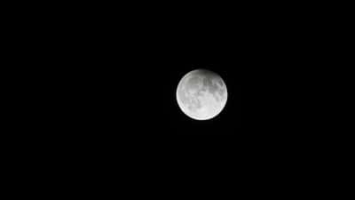 Teilweise verfinsterte Mondscheibe im Kernschatten der Erde, aufgenommen bei einer partiellen Mondfinsternis
