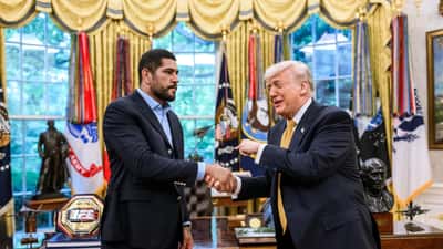 Lutadores do UFC com o Presidente Trump no Salão Oval da Casa Branca em Washington D.C.