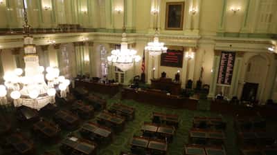 Cámara de la Asamblea del Capitolio de California, sede de los legisladores estatales como Josh Hoover