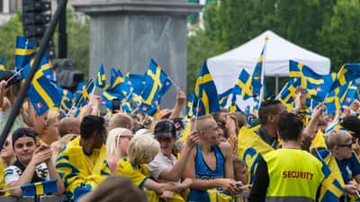 Svenska fotbollsfans och aktiva idrottare under en match