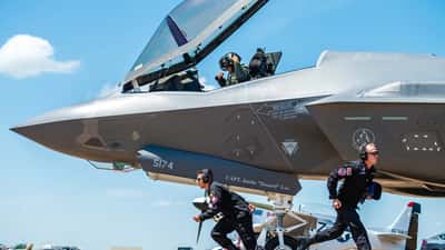 F-35 Lightning II kampfly i luften over landingsbane