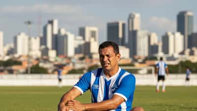 Jogador brasileiro segurando a coxa após lesão muscular em campo de futebol