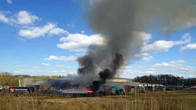 Incendio in uno stabilimento industriale con colonna di fumo nero, come all'incendio Deroma Malo ottobre 2026