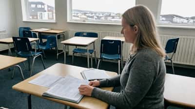 Kennari í skóla notar gervigreind á fartölvu í íslenskum skólasal