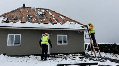 Íslenskt hús með þakskemmdir eftir stórviðri um páskana 2026
