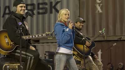 Kellie Pickler lors d'une visite aux troupes américaines