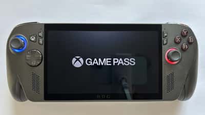 Contrôleur Xbox et interface Game Pass Ultimate sur écran