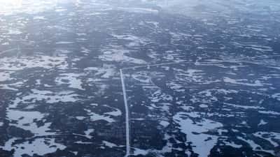 Lignes électriques aériennes d'Hydro-Québec dans la forêt boréale québécoise