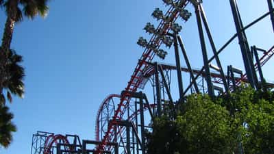 Le manège X2 à Six Flags Magic Mountain, fermé définitivement en 2026 après 100 blessures cérébrales