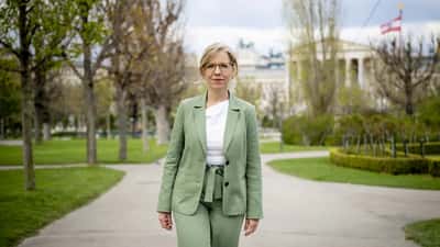 Leonore Gewessler, Bundessprecherin der Grünen, bei politischem Auftritt 2025