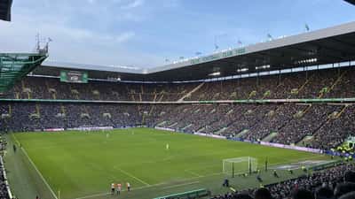 Aficionados del Celtic FC en Celtic Park durante un partido de fútbol en Glasgow