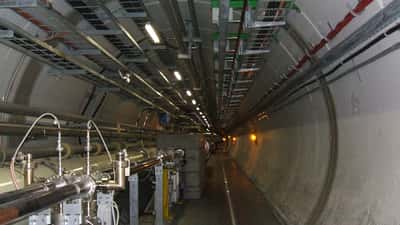 Tunnel del Large Hadron Collider del CERN con magneti superconduttori, Ginevra 2026