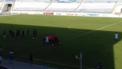 Arbitres de football en action sur le terrain lors d'un match professionnel
