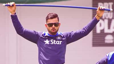 Virat Kohli batting during IPL cricket match, 2015