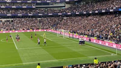 Match de Premier League au Tottenham Hotspur Stadium, tribunes pleines