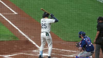 Curtis Mead del Tampa Bay Rays bateando en el Tropicana Field