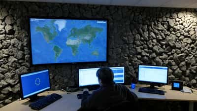 IT sérfræðingur í Reykjavík skoðar gervihnattanet ESB á skjá