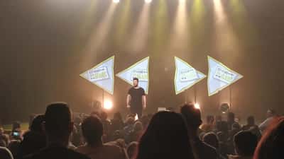Kev Adams en tournée Miroir 2026 : comment les artistes à succès gèrent leur patrimoine