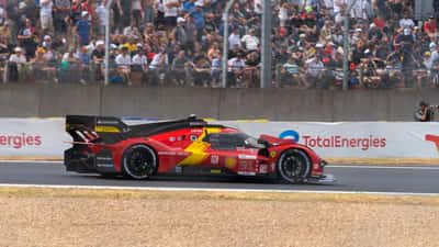 Ferrari 499P hypercar på Circuit de la Sarthe under 24 timers Le Mans