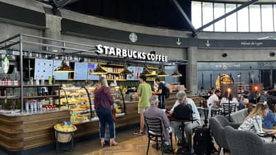 Enseigne Starbucks à l'aéroport Saint-Exupéry de Lyon en juillet 2022