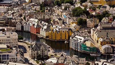 Ålesund sentrum med Jugendstil-arkitektur sett fra havna
