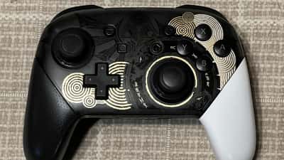 Nintendo Switch Pro Controller Zelda-edition i guld och svart med Hyrule-symboler
