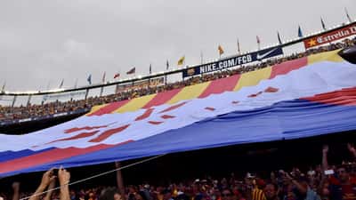 Camp Nou täynnä katsojia LaLiga-ottelussa FC Barcelonan ja Athletic Bilbaon välillä