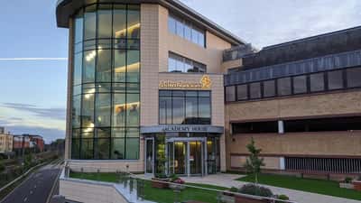 AstraZeneca huvudkontor i Cambridge, Storbritannien, med bolagets logotyp på fasaden