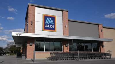 Fachada de una tienda ALDI en Orlando, Florida, con el característico letrero azul, naranja y amarillo