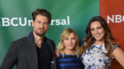 Kelly Brook at the 2015 TCA event, smiling on the red carpet