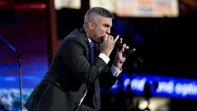 Taylor Hicks cantando en el escenario durante un concierto en vivo