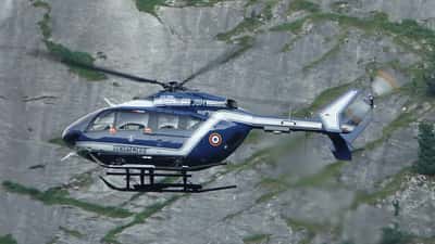 Hélicoptère de secours en vol au-dessus des Alpes françaises lors d'une mission de sauvetage