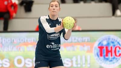 Kvindelige håndboldspillere i kamp i indendørs hal, Bundesliga Frauen