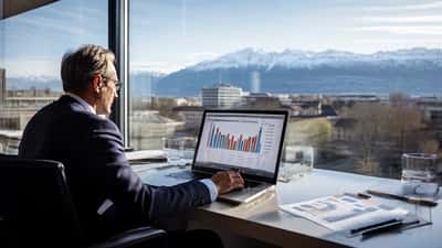 Conseiller patrimonial suisse analysant des graphiques de taux hypothécaires sur un écran