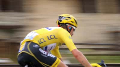 Julian Alaphilippe in gara durante una classica ciclistica, con maglia da corsa colorata e casco