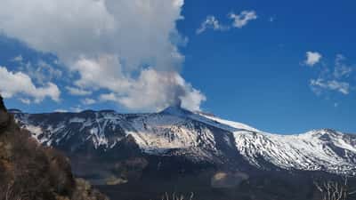 Fontana di lava e nube di cenere vulcanica dell'Etna in eruzione, versante ovest Sicilia