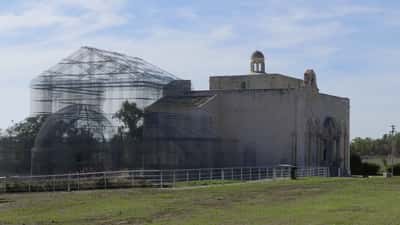 Installation en treillis métallique d'Edoardo Tresoldi à la basilique Siponto, Italie
