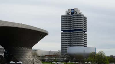 BMW-Vierzylinder, die Konzernzentrale in München, bei Tageslicht
