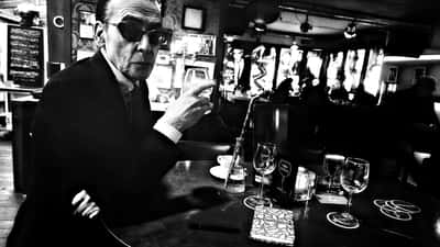 Jules Deelder in de Ari bar in Rotterdam, dichter en nachtburgemeester