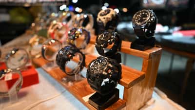 Armbanduhren auf einem Holzständer als Geldanlage und Sammlerstücke 2026