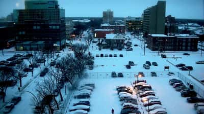 Paysage enneigé de Regina, Saskatchewan, lors d'une tempête hivernale en avril 2026