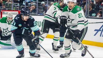 Jason Robertson ja Mikey Eyssimont Dallas Stars NHL-pelissä jäällä