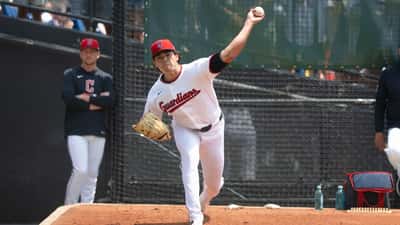 Joey Cantillo, lanceur des Cleveland Guardians, en action sur le monticule lors d'un match MLB 2026