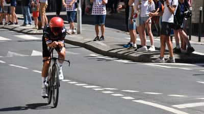 Julian Alaphilippe på racercykel under en enkeltstart i Tour de France